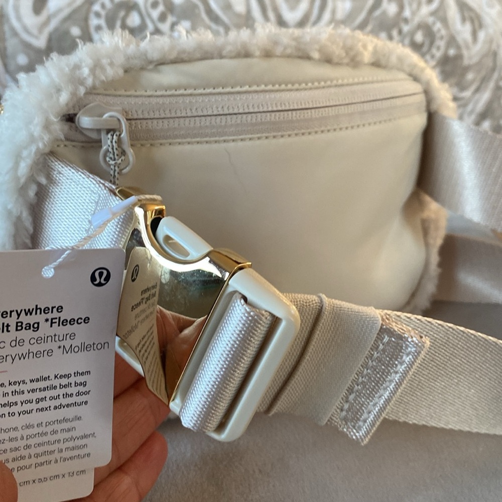 Lululemon 1L Fleece Belt Bag - White & Gold - NWT - Picture 5 of 6